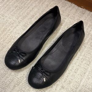 Vionic Black Textured Toe Flats